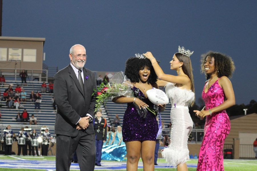 Senior Nakeia Jones is crowned 2022 Homecoming Queen by the 2021 Queen, Laney Kellybrew. 